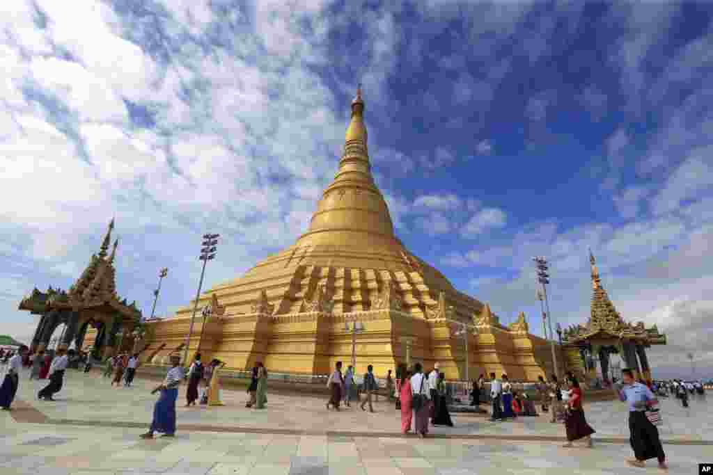 بوداییان در نایپیداو، میانمار، در حال جشن گرفتن روز موسوم به&nbsp;تادینگیوت هستند که در آن ماه کامل می شود. 