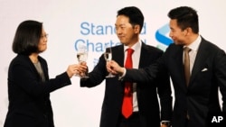 Taiwan's President Tsai Ing-wen, from left, Albert Chang, AmCham Chairman, and Alex Wong, deputy assistant secretary at the Bureau of East Asian and Pacific Affairs, U.S. Department of State, toast during the 2018 Hsieh Nien Fan of the American Chamber of Commerce in Taipei, Taiwan, March 21, 2018.