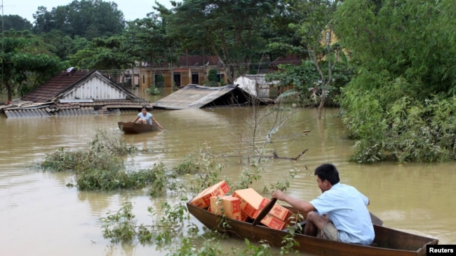 Dân nghèo chống chọi lũ lụt ở Việt Nam
