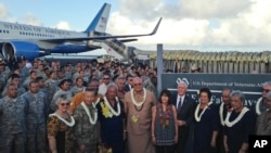 El vicepresidente de EE.UU., Mike Pence, junto a su esposa, posan para una foto con funcionarios y soldados estadounidenses durante una escala de reabastecimiento en Pago Pago, American Samoa, el lunes, 24 de abril de 2017, tras partir de Australia con destino a Hawaii.