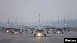 台灣空軍12架F-16V戰機在嘉義舉行新年年度演習時在進行被稱為“大象漫步”的跑道集結。（2022年1月5日）
