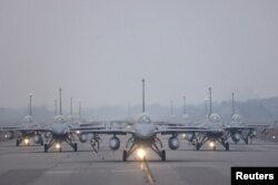 台湾空军12架F-16V战机在嘉义举行新年年度演习时在跑道上集结。（2022年1月5日）