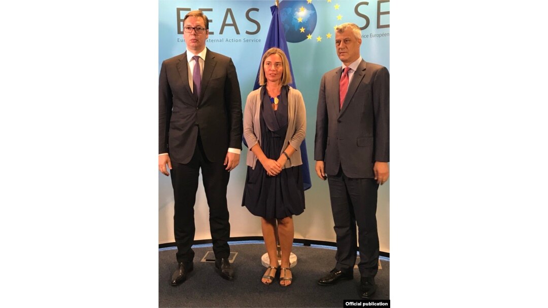 Predsednik Srbije Aleksandar Vučić, visoka predstavnica EU za spoljnu politiku i bezbednost Federika Mogerini i predsednik Kosova Hašim Tači, nakon sastanka delegacija Beograda i Prištine u Briselu, 24. juna 2018.