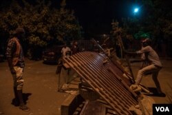 Protesters rebuild a barricade that was destroyed by a military vehicle at a Khartoum checkpoint on April 29, 2019. (J. Patinkin for VOA)