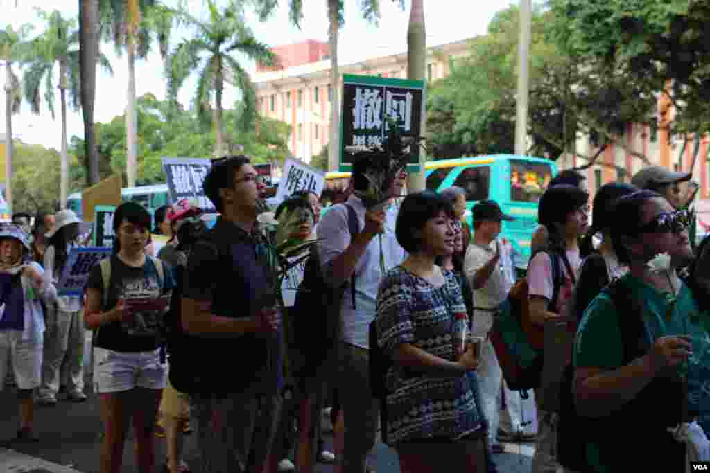 台湾民众星期天在台北的教育部门前示威游行，声援反对“黑箱课纲”的学生，要求教育部长下台。(2015年8月2日 杨明拍摄)