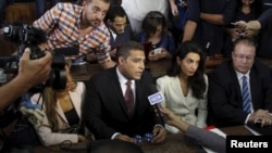 İki Mısırlı sanığın avukatlığını aktör George Clooney'in eşi Amal Clooney yaptı.