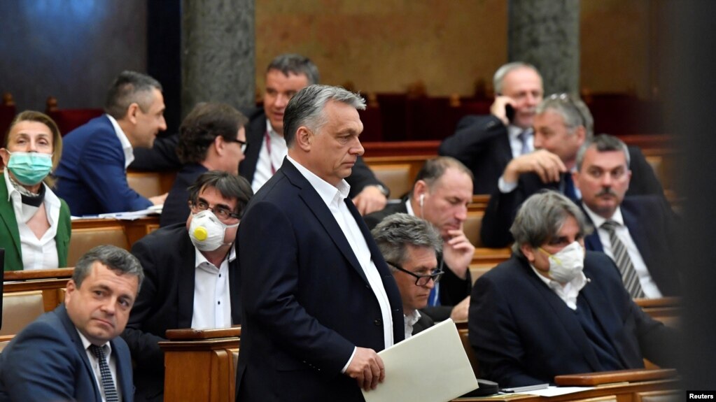 资料照：2020年3月30日，匈牙利总理奥尔班出席议会全体会议，准备就授予政府特别权力以应对新冠肺炎危机进行投票。(photo:VOA)