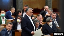 Perdana Menteri Hongaria Viktor Orban tiba untuk menghadiri rapat paripurna di Parlemen menjelang voting untuk memberikan kekuasaan khusus kepada pemerintah untuk menangani wabah virus corona (COVID-19), di Budapest, Hongaria,30 Maret 2020. 