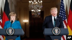 도널드 트럼프 미국 대통령(오른쪽)과 앙겔라 메르켈 독일 총리가 17일 백악관에서 정상회담을 가진 뒤 공동기자회견을 하고 있다.