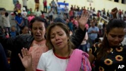 Các di dân Honduras cầu nguyện tại một trung tâm lưu trú dựng tạm ở Chiquimula, Guatemala, 