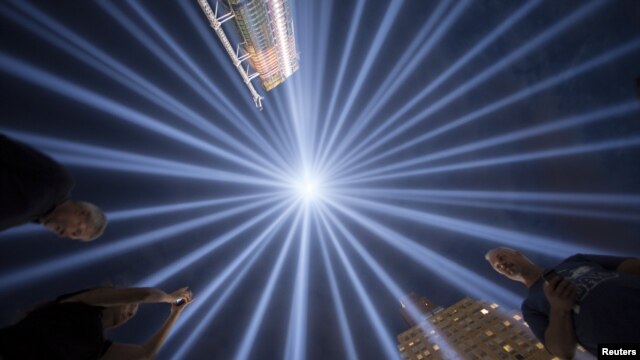 Un espectáculo de luces en Nueva York rinde homenaje esta semana a las víctimas de los ataques terroristas del 9 de Sep. 2001.