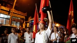 8일 석방된 뒤 지지자들에게 손을 흔드는 미얀마 학생 정치범