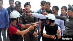 အခင်းဖြစ်ပွားတဲ့နေရာကို သံသယရှိသူအဖြစ် စွပ်စွဲခံရသူ မြန်မာအလုပ်သမားလူင်ယနှစ်ဦးကိုခေါ်သွားပြီး အခင်းဖြစ်ပုံ ပြခိုင်းစဉ်။