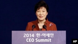 11일 한국 부산에서 한-아세안 특별정상회의가 열린 가운데, 박근혜 한국 대통령이 'CEO 서밋' 개막식에서 연설하고 있다.