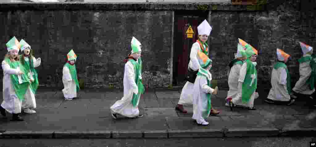 Дети одеты в костюм Святого Патрика. 17 марта 2013 года