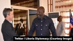 Le nouveau président libérien George Weah, à droite, salue le rapporteur de l'ONU sur la liberté d'expression, David Kaye, à Monrovia, Liberia, 9 mars 2018. (Twitter/Liberia Diplomacy).