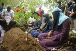 Sekelompok pengungsi Rohingya saat penguburan sesama pengungsi yang tiba di Lhokseumawe, Aceh, tanggal 7 September 2020, dan meninggal dunia 8 September 2020.