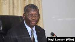 Yark Damehane, ministre togolais de la Sécurité et de la protection civile, au cours d’une conférence de presse à Lomé, le 7 mars 2018. (VOA/Kayi Lawson)
