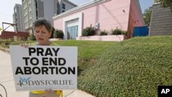 Un opposante à l'avortement manifeste devant une clinique pour femmes à Jackson, Mississippi, le 2 octobre 2019.