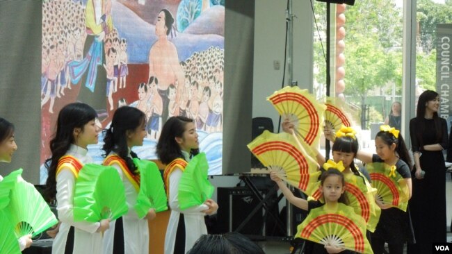 Chương trình có phần ca, vũ phản ánh văn hóa Việt, nói lên đau thương vượt biển vượt biên và nỗi lòng lưu vong. (Hình: Bùi Văn Phú)