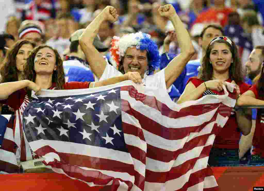 Des supporteurs de l’équipe américaine célèbrent Etats-Unis sur l'Allemagne (2-0) en demi-finale de la Coupe du Monde/Dames 2015 de la FIFA au Stade olympique, le 30 juin 2015 à Montréal, Québec. Credit: Michael Chow-USA Today Sport - RTX1IIML