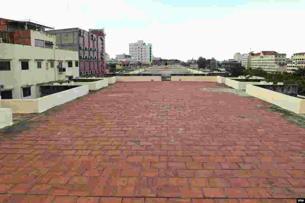 A view of the roof of the White Building, on Friday, September 5, 2014. (Nov Povleakhena/VOA Khmer) 