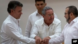 De gauche à droite: le président colombien Juan Manuel Santos, le président cubain Raoul Castro et Timoleon Jimenez des FARC.