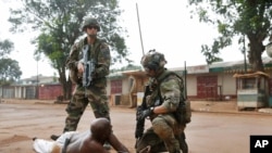 2013年12月9日，在中非共和国首都班吉机场附近，法军士兵拘捕一名塞雷卡运动军官，并防止暴怒的基督教民众将其私刑处死。
