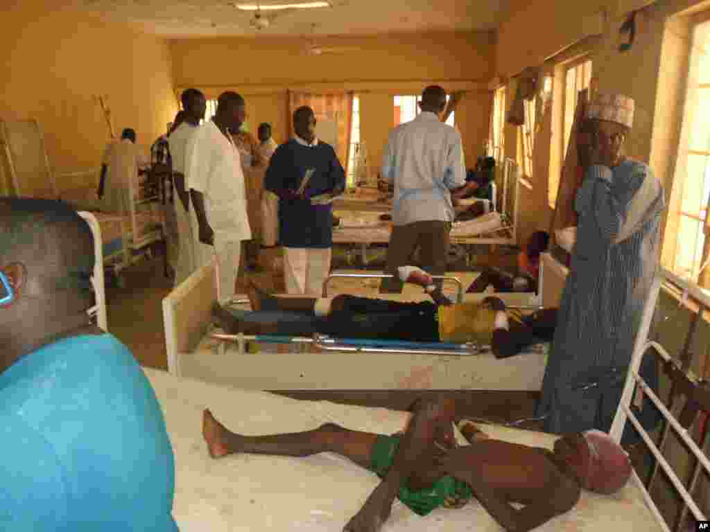 Victims of a suicide bomb explosion at a World Cup viewing center receive treatment at Sani Abacha specialist hospital in Damaturu, Nigeria, June 18, 2014.