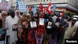 بلوچستان میں لاپتا افراد کے لواحقین اپنے پیاروں کی بازیابی کے لیے کوئٹہ سے شروع ہونے والے ایک لانگ مارچ کے دوران کراچی میں مظاہرہ کر رہے ہیں۔ فائل فوٹو