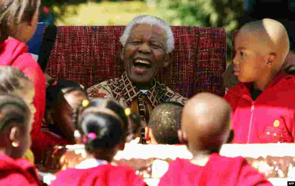 Former South African President Nelson Mandela jokes with youngsters as they celebrate his 89th birthday at the Nelson Mandela Children’s Fund in Johannesburg, July 24, 2007. 