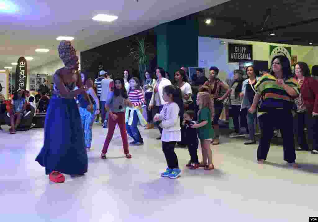 African dancers in the Africa House or &quot;Casa de Africa&quot; teach young children how to perform traditional African dances