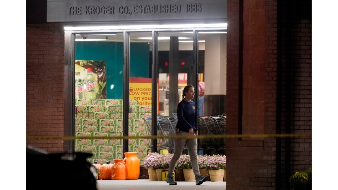 Pripadnici snaga bezbednosti ispred bakalnice Kroger u kojoj je se ranije tog dana dogodila pucnjava, u Kolirvilu, Tenesi, 23. septembra 2021.