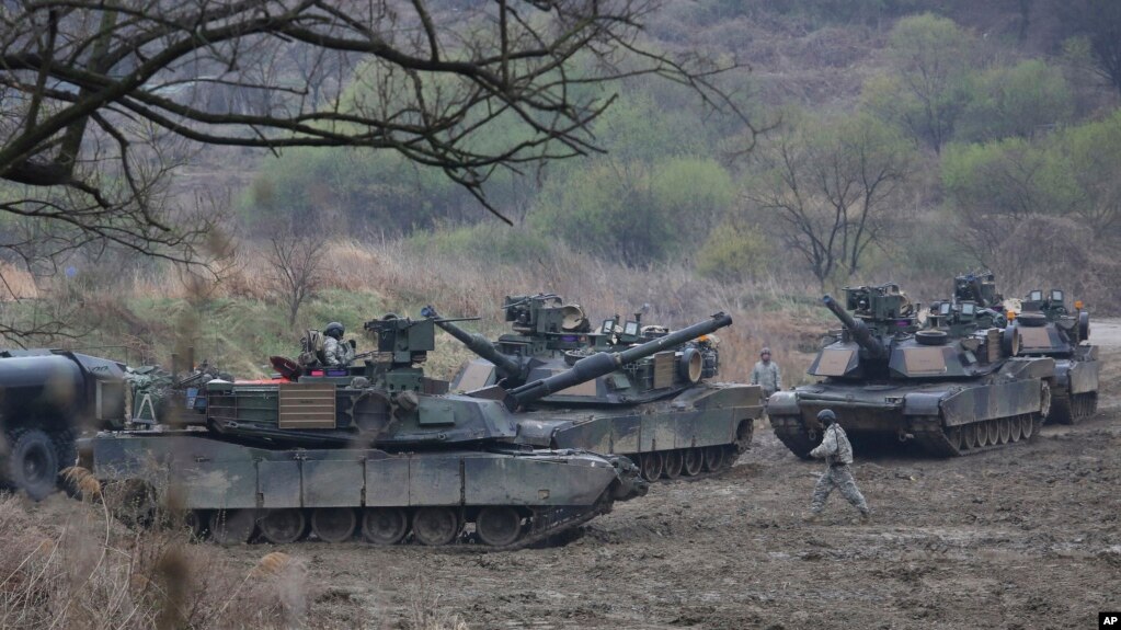 Xe tăng của Mỹ thực hiện cuộc diễn tập quân sự ở Paju, Hàn Quốc, gần biên giới với Bắc Hàn hôm 14/4.