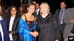 Cambodian parliamentarian and human rights leader Mu Sochua meets with US Secretary of Sate Hillary Clinton during a Vital Voices Global Leadership Awards event in Washington, DC on April 12, 2011.