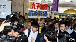 香港眾志秘書長黃之鋒等大批民主派政黨及團體代表到場聲援佔中九子。（美國之音湯惠芸攝）