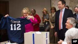 美國國務卿克林頓1月7號返回國務院的工作崗位﹐獲送印有國務院徽章的美式足球球衣與頭盔。球衣上印上“112”得字樣﹐表示她任內走訪112個國家。