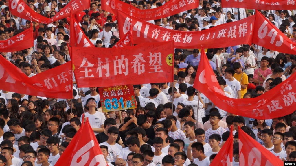 2018年6月3日，高考之前，中国河南省驻马店一所高中的毕业典礼上，学生打出的标语有“全村的希望”“青春张扬”“数我最强”。