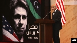 El presidente de Libia Mohamed el-Megarif habla durante el funeral del embajador estadounidense Chris Stevens, en Tripoli, este jueves 20 de septiembre de 2012.