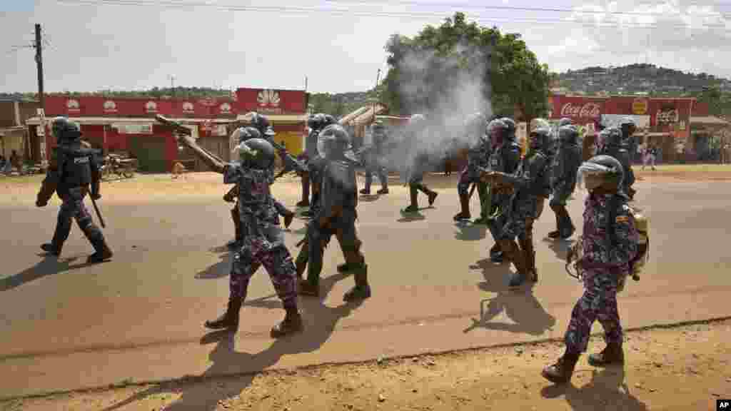 Les forces de sécurité ougandaises lancent des gazs lacrymogènes à une foule d&#39;électeurs en colère devant un bureau de vote, 18 février 2016