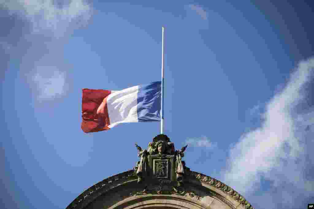 پرچم نیمه افراشته فرانسه بر فراز کاخ الیزه به نشان ابراز همدردی برای قربانیان حمله تروریستی در بارسلون اسپانیا