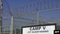 Lối vào trại giam Guantanamo của Hoa Kỳ ở Vịnh Guantanamo, Cuba