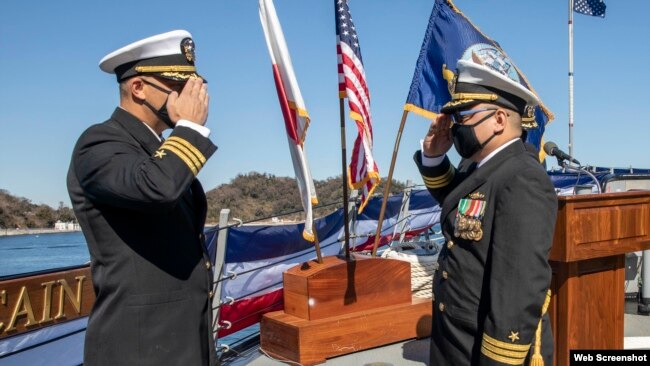 Trung tá Tín Trần (phải) và Chỉ huy tàu USS John S. McCain (DDG 56) Ryan T. Easterday tại buổi lễ trao quyền điều hành con tàu hôm 19/2/2021.