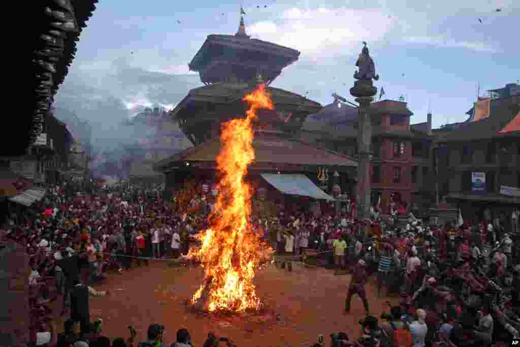 Warga membakar patung tokoh jahat &quot;Ghantakarna&quot; yang melambangkan pemusnahan kejahatan pada festival Ghantakarna di Bhaktapur, Nepal.