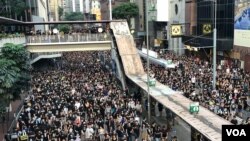 數以十萬計香港市民參與民間人權陣線7-21反送中大遊行。(美國之音湯惠芸拍攝)
