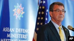 លោក​ Ash Carter រដ្ឋ​មន្ត្រី​ការពារ​ជាតិ​សហរដ្ឋ​អាមេរិក​ថ្លែង​ក្នុង​សន្និសីទ​កាសែត​បន្ទាប់​ពី​កិច្ចប្រជុំ​បូក​របស់​រដ្ឋ​មន្រ្តី​ការពារ​ជាតិ​អាស៊ាន​នៅ​ក្នុង​ក្រុង​គូឡាឡាំពួ ប្រទេស​ម៉ាឡេស៊ី កាលពី​ថ្ងៃទី៤ ខែវិច្ឆិកា ឆ្នាំ២០១៥។