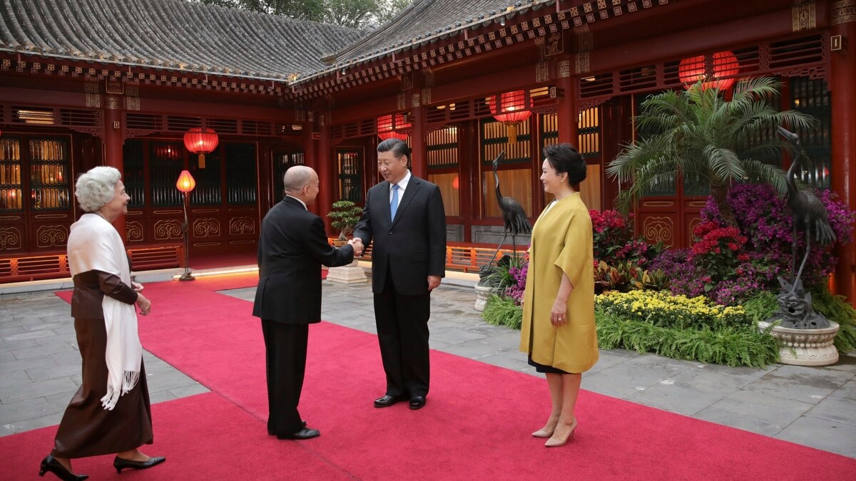 China’s First Couple Visit Cambodian Royals