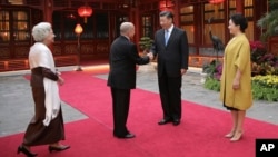 លោកប្រធានាធិបតី Xi Jinping និងភរិយា Peng Liyuan ស្វាគមន៍ព្រះមហាក្សត្រ​សម្តេច​ព្រះបរមនាថ ​នរោត្តម​សីហមុនី និង ​ព្រះមហាក្សត្រិយានី ​សម្តេចម៉ែ​ នរោត្តម មុនីនាថសីហនុ នៅទីក្រុងប៉េកាំង ថ្ងៃទី១៩ ខែកញ្ញា ឆ្នាំ២០១៨។