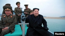 북한 김정은 국무위원장이 서해 백령도에서 가까운 마합도의 포병부대를 찾아 포사격 훈련을 지도했다고 조선중앙통신이 11일 전했다.