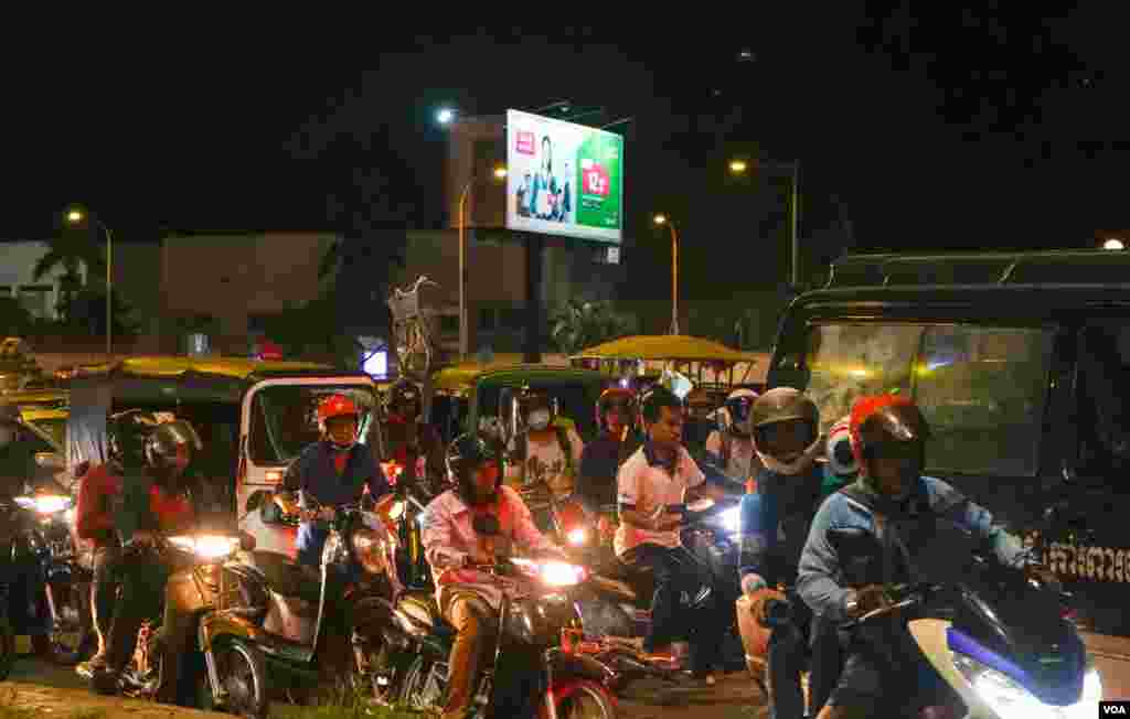 ពលរដ្ឋ​កម្ពុជា​មួយចំនួនបានសម្រុក​ធ្វើដំណើរ​ចាកចេញពី​ទីក្រុង​ភ្នំពេញ​ ទៅកាន់ស្រុកកំណើត​ នៅ​តាម​បណ្តា​ខេត្ត​នានា តាមបណ្តោយ​​ផ្លូវ​ជាតិ​លេខ​៦, នៅរាជធានី​ភ្នំពេញ, នៅ​ថ្ងៃទី០៩​ ខែ​មេសា ឆ្នាំ​២០២០។ (ខាន់ សុគុំមនោ/VOA) 